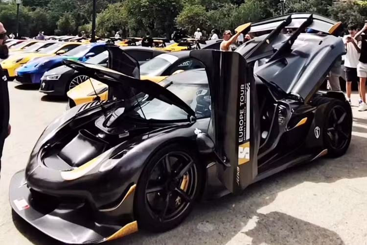 Toàn bộ sức mạnh của xe Koenigsegg Jesko sẽ được truyền đến hộp số 9 cấp mới có tên gọi Lightning Speed Transmission, nhờ đó, siêu phẩm này có thể tăng tốc từ vị trí xuất phát lên 100 km/h chỉ 2,5 giây trước khi lao đến con số tốc độ tối đa khủng khiếp lên đến 482 km/h.