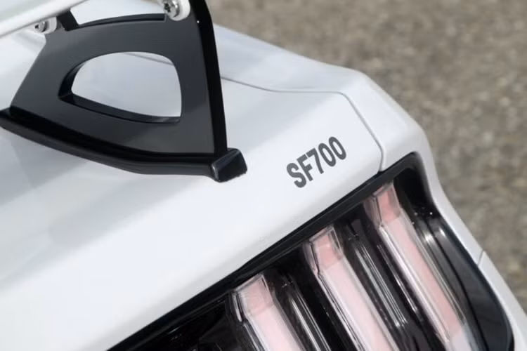 Mẫu xe độ cũng được trang bị bộ mâm độ cỡ lớn Cor.Speed Sports Deville Inox với phần viền được đánh bóng và các nan màu đen mờ. Bộ mâm này có kích thước 20 inch ở cả bánh trước và bánh sau và được trang bị đi kèm với bộ lốp Michelin Pilot Sport 4 S.