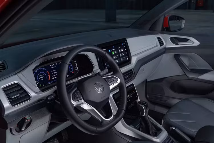 Nằm bên dưới nắp ca-pô của Volkswagen T-Cross 2025 ở thị trường Brazil là 2 tùy chọn động cơ như cũ. Đầu tiên là động cơ xăng tăng áp, dung tích 1.0L, cho công suất tối đa 115 mã lực. Thứ hai là động cơ xăng tăng áp, dung tích 1.5L với công suất tối đa 150 mã lực.