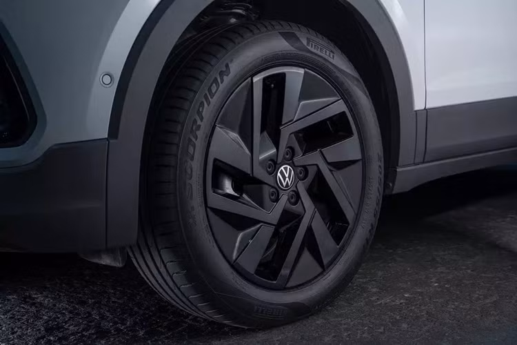 Ở bản cao cấp, mẫu SUV cỡ B này được trang bị ghế lái chỉnh điện 8 hướng, màn hình cảm ứng trung tâm 10,1 inch có thể dùng để chỉnh điều hòa và chất liệu bọc tapi cửa mềm mại hơn. Các tính năng an toàn mới cũng dồn cho bản cao cấp.