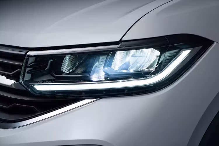 Điểm nhấn của mẫu SUV cỡ B này nằm ở cản trước/cản sau mới, lưới tản nhiệt cỡ lớn hơn, tích hợp logo Volkswagen ở giữa, cụm đèn pha LED cải tiến, tạo hình bên trong đèn hậu và bộ vành hợp kim 17 inch. Nằm bên trong thân vỏ của Volkswagen T-Cross vẫn là cơ sở gầm bệ MQB A0 dùng chung với Virtus.