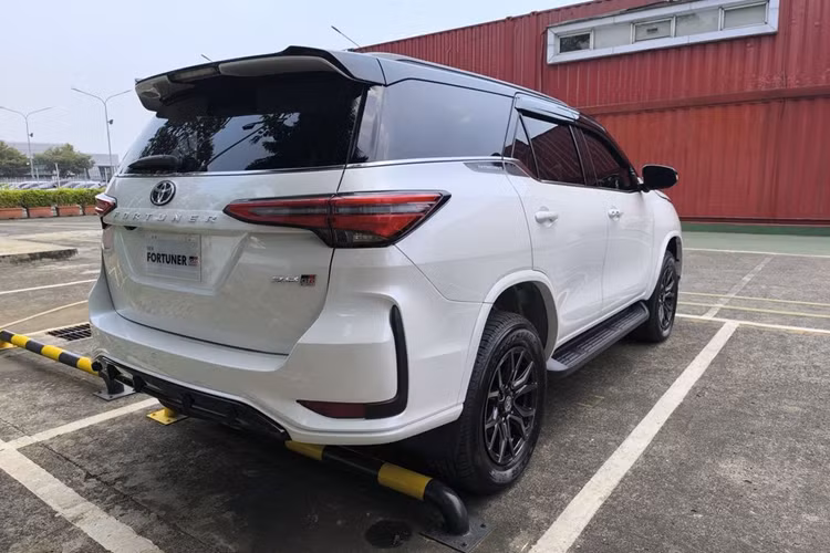 Theo Toyota, tùy theo phiên bản dẫn động cầu sau RWD hay dẫn động 4 bánh 4WD, xe sẽ tiêu thụ lượng nhiên liệu trung bình từ 7,3 - 7,6 lít/100 km. Ngoài ra, Toyota Fortuner hybrid 2024 còn được trang bị hộp số tự động 6 cấp.