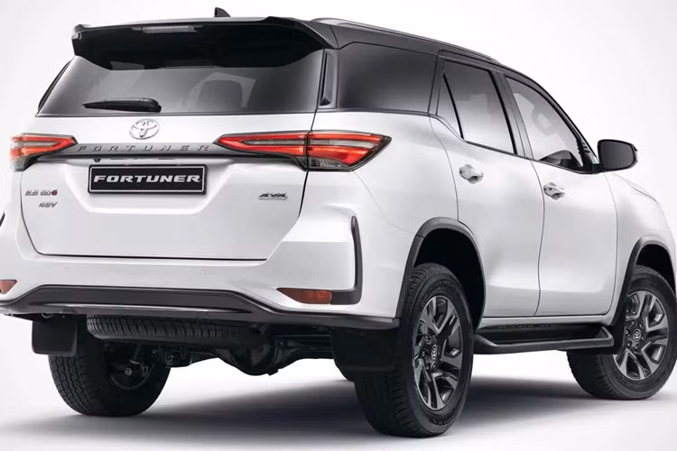 Xe có các tính năng hỗ trợ lái an toàn như: 7 túi khí, gói an toàn Toyota Safety Sense, hệ thống camera 360 độ, camera đỗ xe lùi, kiểm soát độ ổn định của xe, hỗ trợ khởi hành ngang dốc.. Tại Nam Phi, giá xe Toyota Fortuner hybrid khởi điểm là 834.800 rand (tương đương 1,2 tỷ đồng).