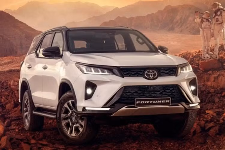 Cung cấp sức mạnh cho mẫu xe SUV Toyota Fortuner hybrid là động cơ diesel 2,8 lít, DOHC, 16 van, sản sinh công suất 204 mã lực tại 3.400 vòng/phút và mô-men xoắn 500 Nm trong khoảng từ 1.600 - 2.800 vòng/phút, kết hợp cùng hệ thống hybrid 48V hiện đại.
