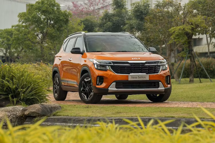 Lũy kế 6 tháng qua, Kia đã bàn giao tổng cộng 2.607 xe Seltos đến tay khách hàng. Kia Seltos đã được bổ sung phiên bản nâng cấp vào hồi tháng 4/2024. Xe hiện có 6 phiên bản và giá bán dao động từ 599 - 799 triệu đồng.