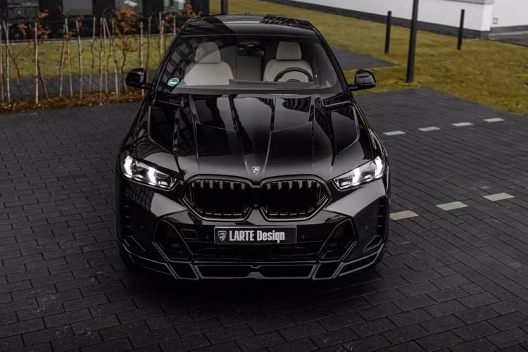 Đối với những người muốn chiếc SUV của mình trở nên nổi bật hơn, có thể lựa chọn nâng cấp các bộ phận bằng sợi carbon. Ngoài ra, mỗi thành phần của bộ sản phẩm có thể được mua riêng, mang lại sự linh hoạt cho việc tùy chỉnh.