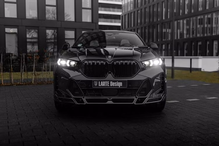 Ở phía trên, Larte Design đã trang bị cho chiếc SUV BMW X6 mới lưới tản nhiệt hình quả thận màu đen mới và thay đổi thiết kế mui xe. Ở phía bên hông, xe được lắp bộ gương mới và một cặp ốp sườn đặc biệt.