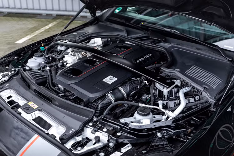 Chiếc sedan hiệu năng cao này còn được trang bị bộ lò xo H&amp;R mới giúp hạ thấp gầm xe thêm khoảng 20 mm so với mẫu xe nguyên bản.