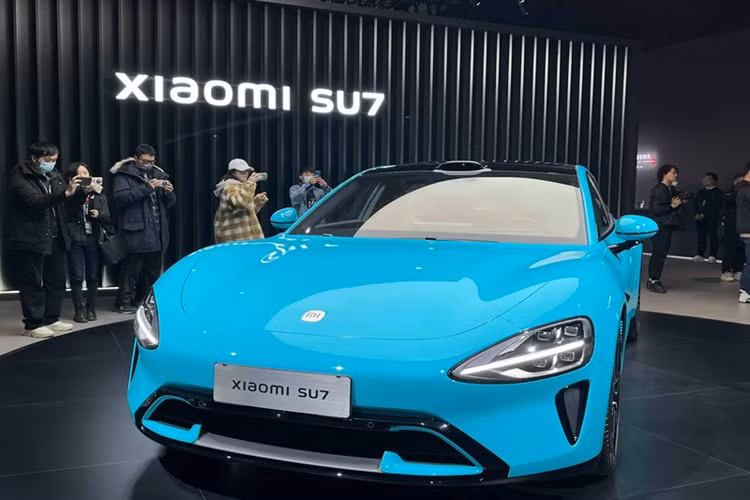 Đại diện của tập đoàn này thừa nhận rằng công ty đang thua lỗ với biến thể SU7 RWD cấp thấp tiêu chuẩn. Việc giao các biến thể SU7 Standard và Max AWD sẽ bắt đầu vào cuối tháng 4. Pro sẽ bắt đầu giao hàng vào cuối tháng 5 với phạm vi CLTC 830 km.