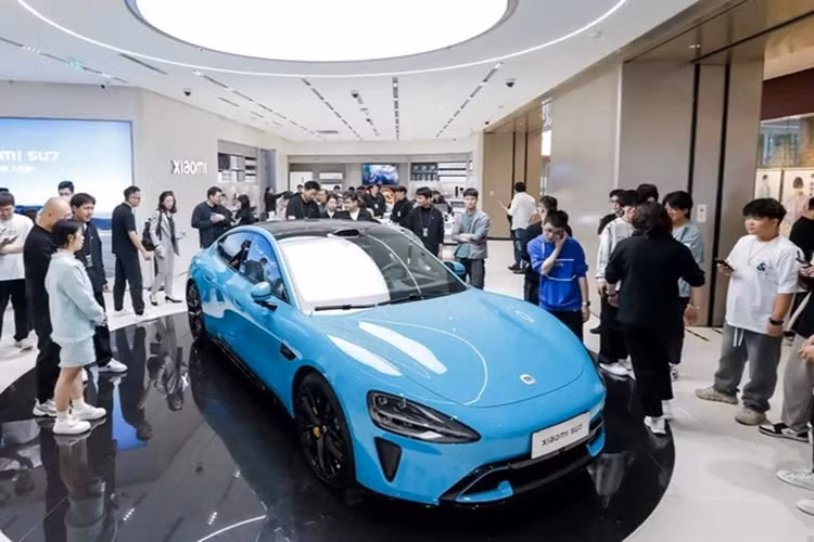 Khách hàng mua xe phải đặt cọc 5.000 nhân dân tệ (700 USD), số tiền này sẽ không được hoàn lại sau bảy ngày. Nếu họ chọn khóa cấu hình, tiền đặt cọc sẽ không được hoàn lại ngay lập tức. Xiaomi cũng yêu cầu các nhà cung cấp của mình tăng năng lực sản xuất để phù hợp với sản lượng 10.000 chiếc mỗi tháng của nhà máy.