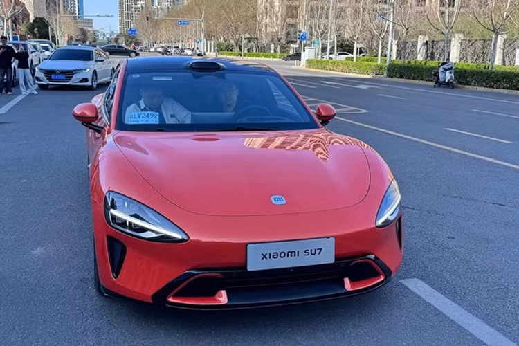 Trong khi đó, truyền thông địa phương đưa tin năng lực sản xuất của nhà máy Xiaomi Bắc Kinh sẽ là 4.000 - 5.000 chiếc vào tháng 4 và tăng dần lên 6.000 chiếc vào cuối năm nay. Điều này dẫn đến khả năng có 53.000 xe được sản xuất hàng loạt vào năm 2024, trong đó có 5.000 xe đã hoàn thành trước ngày ra mắt vào ngày 28 tháng 3.