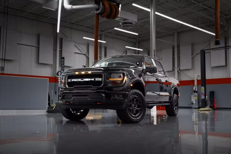 Trong gói nâng cấp siêu bán tải Ford F-150 2024 mới này, thương hiệu Roush đã hướng tới việc nâng cao khả năng chạy địa hình của xe đồng thời bổ sung thêm một số chi tiết đem tới kiểu dáng độc đáo từ trong ra ngoài.