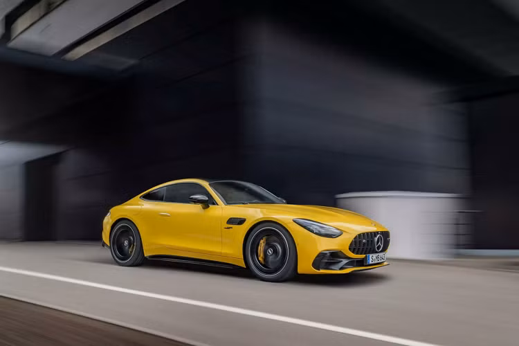 Giờ đây, Mercedes-AMG cho ra mắt thêm cấu hình GT 43 với thông số kỹ thuật được tinh giản đi nhiều nhưng kèm theo đó là chi phí cần bỏ ra để được sở hữu xe hứa hẹn sẽ giảm xuống đáng kể, phù hợp cho các tay chơi nhập môn.