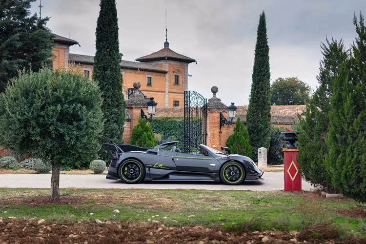 Ban đầu, Pagani chỉ sản xuất 140 chiếc Zonda để lưu thông trên đường và chiếc Zonda này ban đầu là một chiếc Roadster 7.3 thông thường. Tuy nhiên, không lâu sau khi Pagani giới thiệu chiếc đầu tiên trong dải sản phẩm nâng cấp “760” của Zonda, chủ sở hữu đã gửi chiếc trở lại nhà máy để đại tu và nâng cấp toàn bộ.