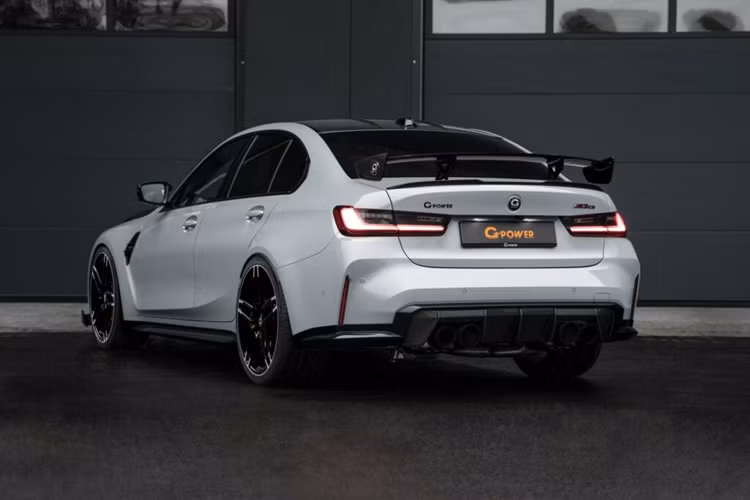 Về nội thất, chiếc xe BMW M3 CS thế hệ mới này cũng được nâng cấp một số chi tiết như bộ thảm mới, vô lăng bằng sợi carbon và các logo biểu thị phiên bản khác biệt.