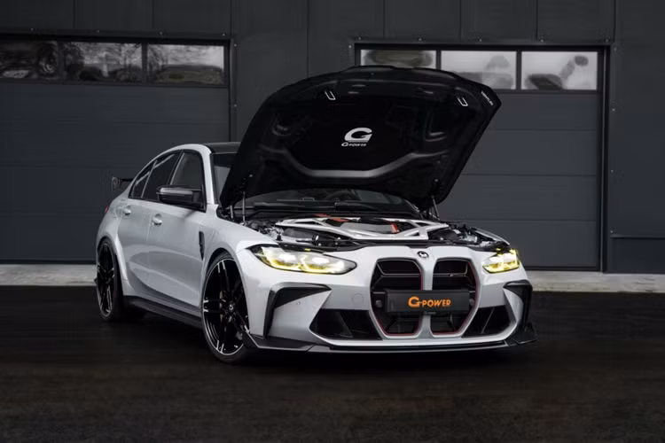 Về động cơ, khối động cơ sáu xi-lanh tăng áp kép 3.0 lít nguyên bản của BMW đã được nâng cấp với hiệu năng đạt mức 611 mã lực, mô-men xoắn 750 Nm. Phiên bản cao cấp hơn có thể được nâng cấp động cơ với công suất lên tới 661 mã lực và mô-men xoắn 590 800 Nm.