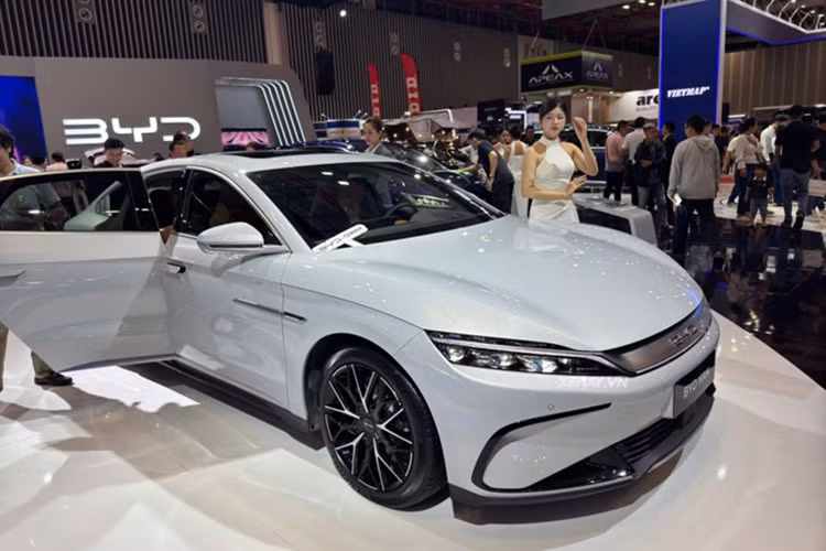 Theo đó, BYD được phân phối tại Việt Nam với một phiên bản cùng giá bán 1,489 tỷ đồng. BYD Han EV 2025 mới sở hữu kích thước dài x rộng x cao lần lượt là 4.995 x 1.910 x 1.495 mm, chiều dài cơ sở 2.920 mm. Kích thước này ngang với mẫu BMW 5-Series hay Mercedes-Benz E-Class tại Việt Nam.