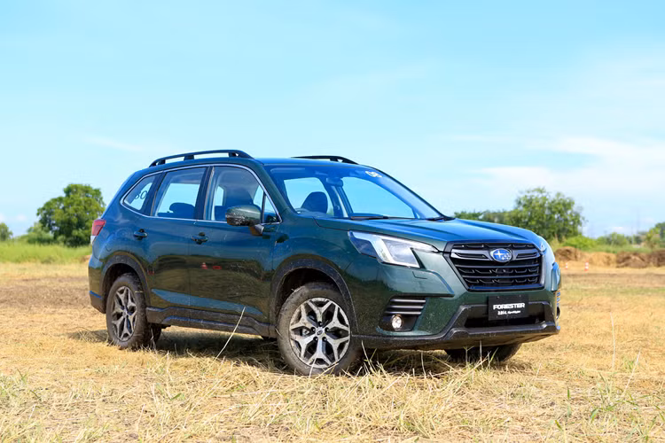 Con số giảm giá xe Subaru Forester tương ứng của bản 2.0 iL EyeSight là 110 triệu đồng. Riêng bản 2.0 iS EyeSight được hãng hỗ trợ 100% lệ phí trước bạ với tổng giá trị lên đến 140 triệu đồng.