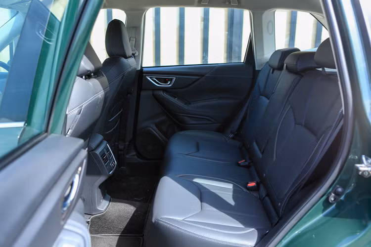 Subaru Forester hiện có giá bán dao động từ 969 triệu đến 1,199 tỷ đồng cho 3 phiên bản. So với các đối thủ cùng phân khúc, xe có giá khá cao, chỉ rẻ hơn Honda CR-V. Do đó, nếu không có các chương trình ưu đãi chính hãng, mẫu xe nhập khẩu nguyên chiếc từ Thái Lan này sẽ khó có thể cạnh tranh.