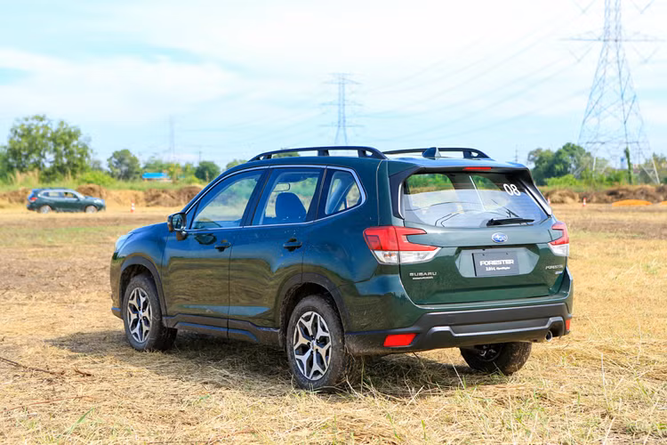 Ngoài ra, Subaru Forester còn được trang bị động cơ Boxer 4 xi-lanh, dung tích 2.0L với công suất tối đa 154 mã lực và mô-men xoắn cực đại 196 Nm. Động cơ đi kèm hộp số biến thiên vô cấp với 7 cấp số ảo và hệ dẫn động 4 bánh toàn thời gian S-AWD đặc trưng của thương hiệu Subaru.