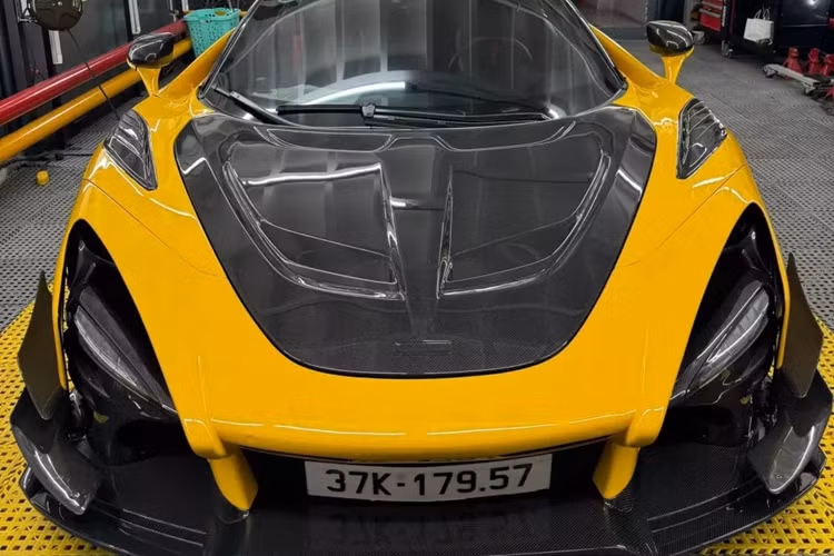 Hiện đã có không ít hãng độ đã cho ra đời nhiều body kit dựa trên mẫu xe này, một trong số đó có DarwinPro, và 1 chiếc siêu xe mui trần McLaren 720S Spider của đại gia Nghệ An vừa được chủ nhân cho lên bản độ cá tính này.