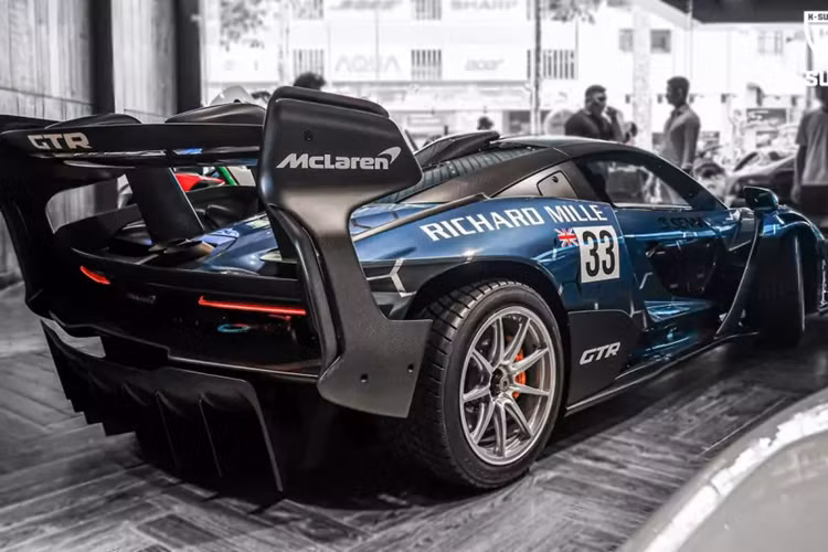 Phần cản trước của chiếc siêu xe mui trần McLaren 720S Spider độ DarwinPro được kéo dài ra rất cá tính, vòng ra 2 bên đầu xe, chưa hết, xe còn có thêm 2 vây cá lớn bên hông đầu xe, tạo điểm nhấn rất mạnh mẽ khi nhìn từ trực diện. Sau cùng là tấm ốp hốc gió đèn pha mới.