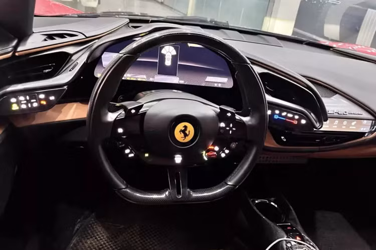 Tổng số lượng xe Ferrari SF90 Stradale đang có mặt tại Việt Nam khoảng 6 chiếc, ngoài ra còn có 2 xe thuộc bản mui trần. Khá thú vị là 5 xe Ferrari SF90 Stradale đều mang màu đỏ, chỉ duy nhất đại gia Hoàng Kim Khánh chọn bộ áo màu vàng cho chú ngựa chồm của mình.