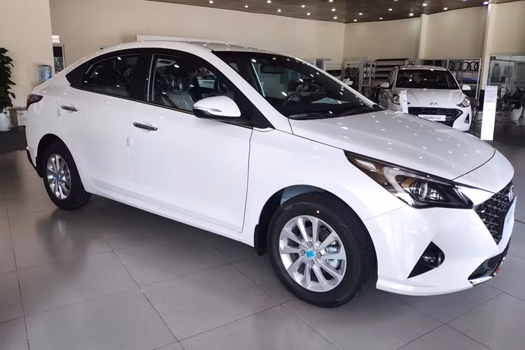 Điểm nhấn tiếp theo của mẫu sedan hạng B này là trang bị an toàn. Cụ thể, xe được trang bị 6 túi khí, camera lùi, cảm biến sau, cảm biến áp suất lốp (TPMS), hệ thống hỗ trợ phòng tránh va chạm phía trước (FCA)