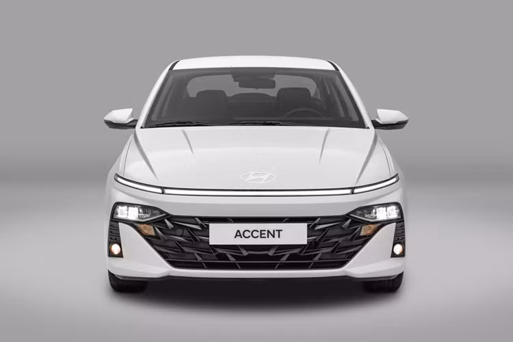 Tuy đắt hơn nhưng Hyundai Accent thế hệ mới đã được nâng cấp mạnh về mặt thiết kế và trang bị. Mẫu xe này được áp dụng ngôn ngữ thiết kế thể thao gợi cảm Sensuous Sportiness đặc trưng của thương hiệu Hyundai.