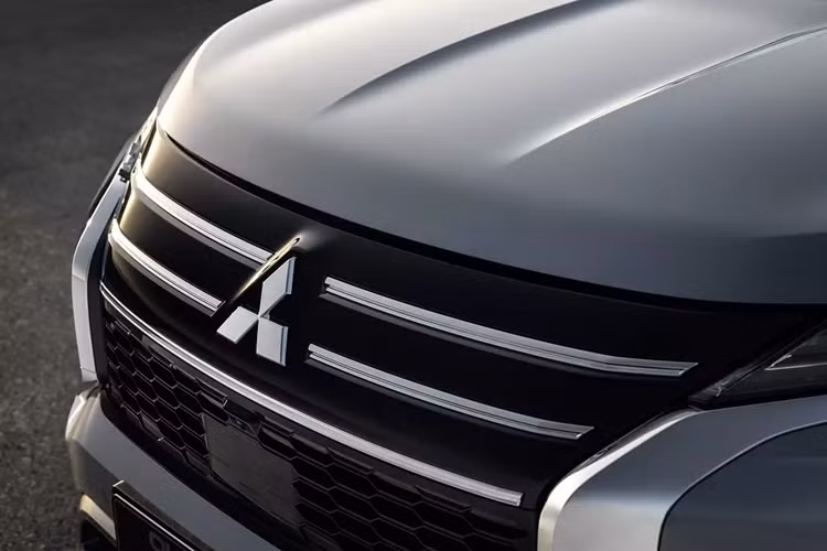 Đáng tiếc là động cơ xăng của Mitsubishi Outlander PHEV 2025 không có gì mới. Xe vẫn dùng động cơ 4 xi-lanh, hút khí tự nhiên, dung tích 2.4L, sản sinh công suất tối đa 134 mã lực và mô-men xoắn cực đại 203 Nm. Trong khi đó, mô-tơ điện nằm trên cầu trước cho sức mạnh 114 mã lực và 255 Nm. Hai con số tương ứng của mô-tơ điện nằm trên cầu sau là 134 mã lực và 195 Nm.