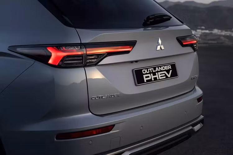 Trang bị an toàn của Mitsubishi Outlander PHEV 2025 khá đầy đủ với hệ thống giảm thiểu va chạm phía trước, phanh khẩn cấp tự động trước/sau, cảnh báo điểm mù với tính năng hỗ trợ chuyển làn đường, cảnh báo lệch làn đường, hỗ trợ giữ làn đường, kiểm soát hành trình thích ứng, nhận diện biển báo giao thông và hệ thống giám sát người lái mới.