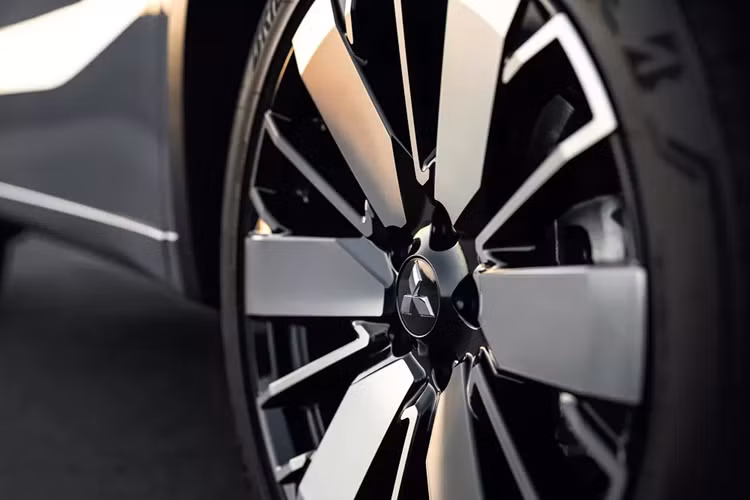 Tổng cộng, Mitsubishi Outlander PHEV 2025 có công suất 302 mã lực, cho phép xe tăng tốc từ 0-100 km/h trong thời gian 7,9 giây. Tốc độ tối đa khi chỉ chạy bằng pin của xe là 135 km/h.