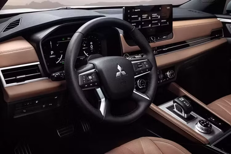 Mitsubishi Outlander PHEV 2025 có 3 chế độ vận hành, bao gồm EV (thuần điện), Hybrid nối tiếp (động cơ tạo ra điện năng cần thiết) và Hybrid song song (động cơ kết hợp với mô-tơ điện). Bên cạnh đó, xe còn sở hữu hệ dẫn động 4 bánh toàn thời gian Super All Wheel Control. Chế độ lái của xe gồm có Normal, Eco, Power, Tarmac, Gravel, Snow và Mud.