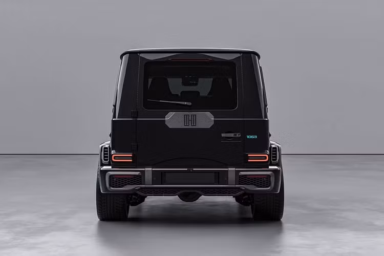 Ngoài ra, xe còn được trang bị phanh gốm carbon hiệu suất cao, cải thiện khả năng xử lý và khả năng khí động học. Tương tự ngoại thất, không gian cabin của Sir Class có tông màu đen chủ đạo, kết hợp với các điểm nhấn màu xanh mòng két. Vô lăng hình chữ nhật kiểu xe đua F1, được hoàn thiện bằng sợi carbon và vải Alcantara.