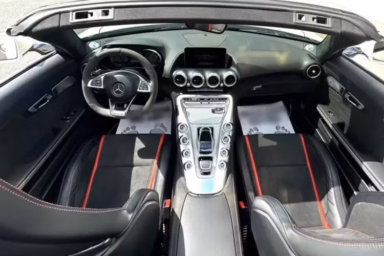 Phần mui mềm của xe thể thao mui trần Mercedes-AMG GT Roadster với cấu trúc nâng hạ 3 lớp, được làm từ sự kết hợp giữa ma-giê, thép và nhôm để giảm trọng lượng, nhờ đó, Mercedes-AMG GT Roadster chỉ nặng 1.595 kg trong khi GTC Roadster có trọng lượng 1.660 kg.
