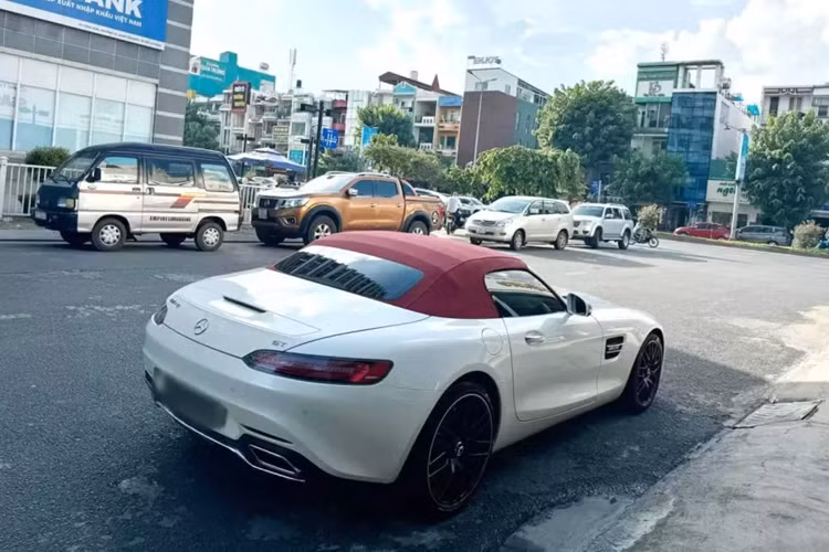 Động cơ kết hợp với hộp số tự động ly hợp kép 7 cấp, nhờ đó, xe thể thao Mercedes-AMG GT Roadster dễ dàng tăng tốc từ vị trí đứng yên lên tốc độ 100 km/h chỉ trong thời gian 4 giây trước khi đạt vận tốc tối đa ở mức 301 km/h. Xe thể thao mui trần Mercedes-AMG GT Roadster còn được trang bị hệ thống kiểm soát không khí thích ứng.