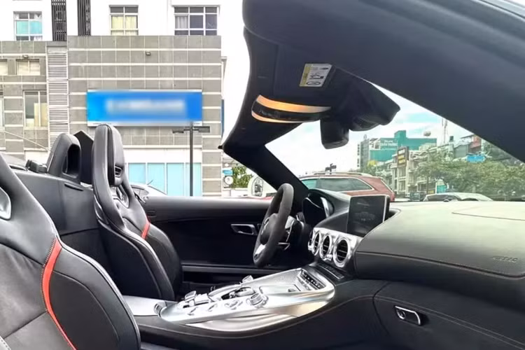 Theo thông tin người bán, chiếc xe thể thao mui trần Mercedes-AMG GT Roadster này đã chạy được hơn 17.000 km, xe vừa mới kiểm tra chính hãng. Ngoài ra, xe chỉ mới trải qua vài đời chủ, trong đó, từng nằm trong bộ sưu tập xe của 1 doanh nhân 8X kinh doanh bất động sản.