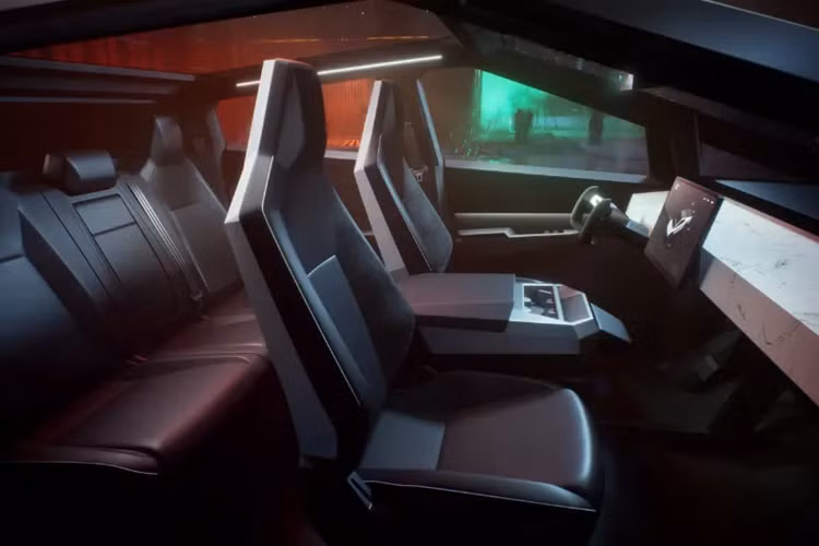 Chưa hết, Tesla Cybertruck 2024 còn được trang bị kính cường lực có khả năng ngăn vỡ tốt hơn. Hãng Tesla khẳng định kính sẽ không vỡ ngay cả khi va chạm với một quả bóng chày ở vận tốc 112 km/h.
