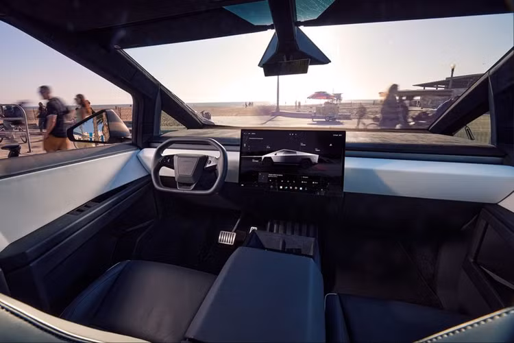 Ngoài thiết kế ngoại thất vuông thành sắc cạnh như xe đến từ tương lai, Tesla Cybertruck còn được trang bị thùng sau dài 1.828 mm và rộng 1.219 mm. Theo ông Musk, thùng sau của xe không cần đến lót thùng như xe bán tải thông thường.