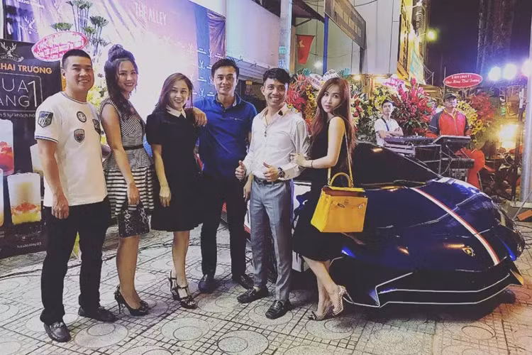 Trong số đó còn có hàng chục siêu xe khác của các hãng như Audi, Ferrari, Lamborghini và McLaren, đặc biệt, con trai độc nhất của đại gia Phạm Văn Mười rất thích các mẫu xe "bò tót", ám chỉ thương hiệu xe Lamborghini.