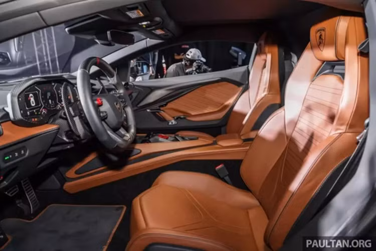 Kết hợp với mô-tơ điện, động cơ của siêu xe Lamborghini Revuelto sẽ tạo ra khối công suất tối đa tổng cộng lên đến 1.015 mã lực. Đây là siêu xe thương mại đầu tiên của hãng Lamborghini có công suất tối đa vượt ngưỡng 1.000 mã lực.