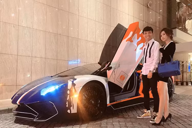 Là 1 trong những tay chơi siêu xe hàng đầu tại Việt Nam, ông Phạm Trần Nhật Minh hay còn gọi với cái tên tay chơi siêu xe Minh Nhựa luôn tìm các mẫu xe độc lạ, đắt đỏ để chơi, đó là Lamborghini Murcielago LP670-4, Bugatti Veyron, Pagani Huayra, McLaren Elva...
