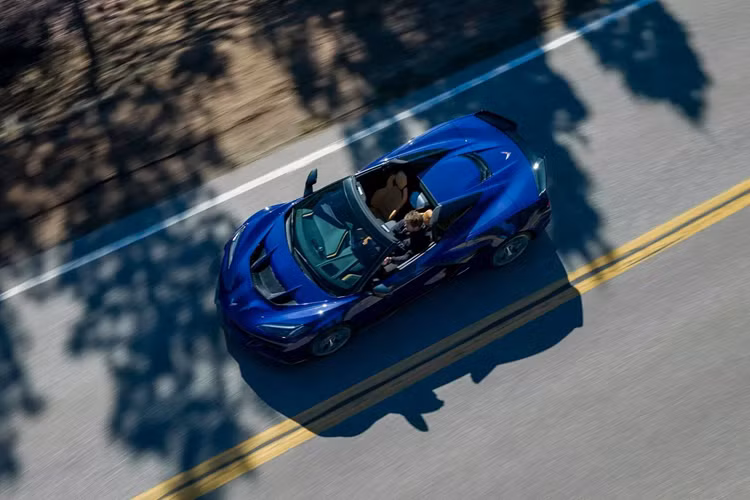 Chiếc xe thể thao Chevrolet Corvette ZR1 cũng được trang bị khối động cơ V8 5,5 lít tăng áp kép sản sinh công suất 1.064 mã lực và mô-men xoắn 1.121 Nm. Xe cũng được trang bị hộp số ly hợp kép tám cấp nâng cấp, có trục chắc chắn hơn giúp đem lại khả năng vận hành tốt hơn cho xe.