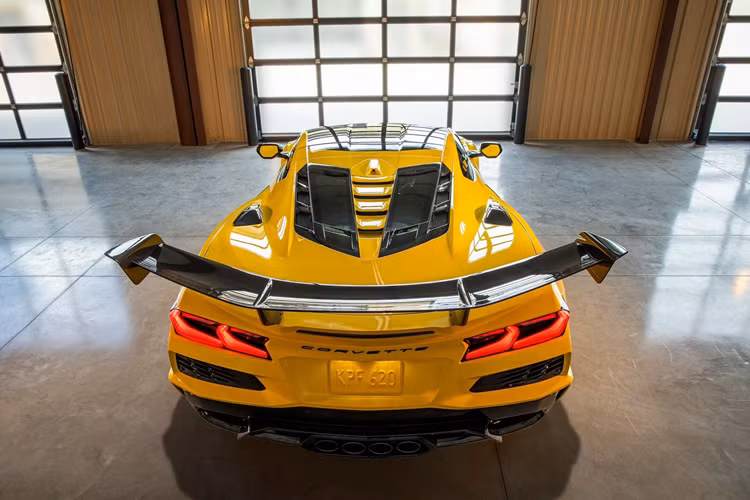 Để hiểu rõ hơn về những con số này, Ferrari SF90 Stradale và Lamborghini Revuelto đều cần 2,5 giây để đạt tốc độ 100 km/h. Tuy nhiên, Dodge Challenger SRT Demon có thể tăng tốc từ 0-96 km/h trong 2,3 giây và chạy hết quãng đường 1/4 dặm trong 9,65 giây ở tốc độ 225 km/h.