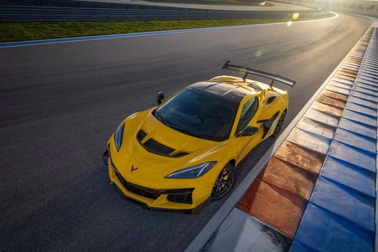 Chevrolet Corvette ZR1 2025 mới phiên bản tiêu chuẩn sẽ mất thời gian hơn một chút vì mất 2,5 giây để tăng tốc từ 0-96 km/h, trong khi hoàn thành một phần tư dặm trong 9,7 giây ở tốc độ 245 km/h.
