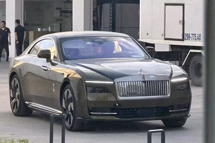 Rolls-Royce Spectre 2024 mới là mẫu ôtô điện đầu tiên trong lịch sử 120 năm của thương hiệu xe siêu sang tới từ nước Anh. Thiết kế của Rolls-Royce Spectre được lấy cảm hứng khá rõ từ Wraith và Phantom, nhưng nhìn rộng và thấp hơn, giúp mang lại cảm giác thể thao vượt trội.