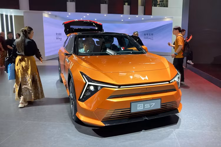 Hơn nữa, hệ thống truyền động bao gồm động cơ điện phía trước 150 kW và phía sau 200 kW tạo ra tổng công suất 350 kW (469 mã lực), kết hợp với bộ pin lithium ba thành phần từ CATL.