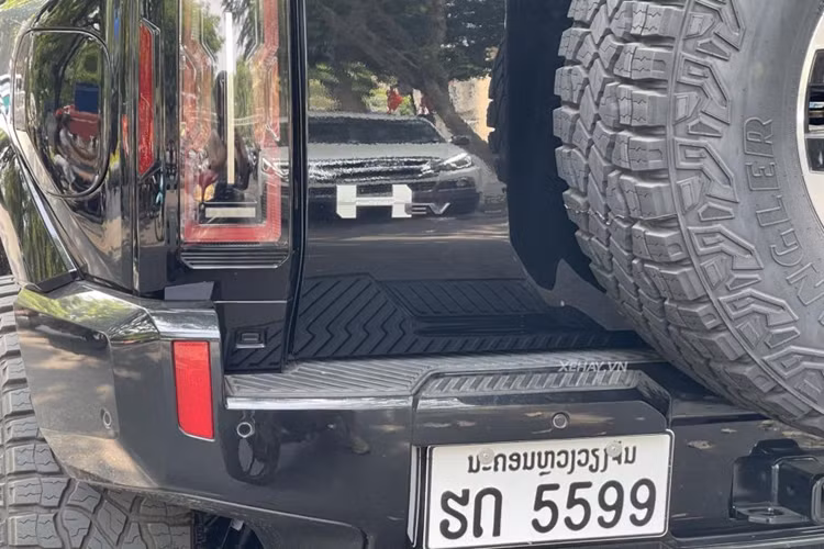 Phía đuôi xe GMC Hummer EV nổi bật với cụm đèn hậu nằm dọc giống với phiên bản bán tải. Đặc biệt, mẫu SUV cỡ lớn này còn có cả lốp dự phòng trên cửa cốp sau. Dù có thiết kế hầm hố, mang hơi hướng offroad nhưng khoang cabin của Hummer EV trông rất hiện đại, đậm chất viễn tưởng.