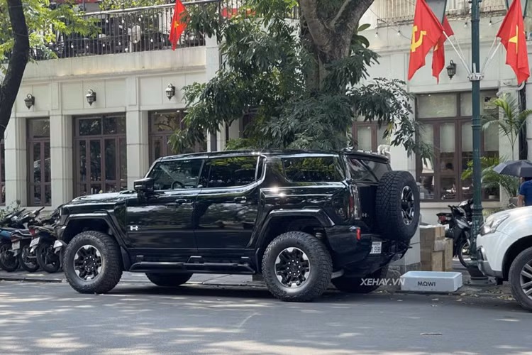 Trong khi đó, bản 2X sẽ được trang bị 2 mô tơ điện cho công suất 625 mã lực và mô-men xoắn 10.033 Nm. Bản này có phạm vi di chuyển là 400 km/sạc.