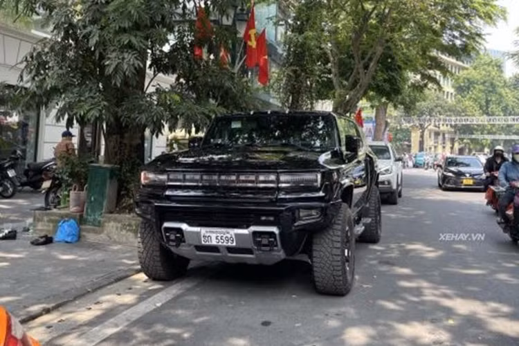Đây là chiếc GMC Hummer EV đầu tiên về Việt Nam, tuy nhiên, không rõ xe thuộc phiên bản nào. Chiếc xe điện này được gắn biển số Lào nên dự kiến giá xe khi về Việt Nam sẽ không dưới 3 tỷ đồng. Tại Mỹ, giá xe GMC Hummer EV khởi điểm từ 90.000 USD (khoảng 2,3 tỷ đồng).